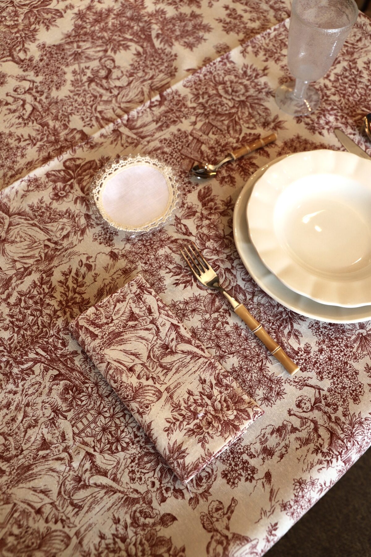 Servilleta Toile de Jouy rosa dobladillo