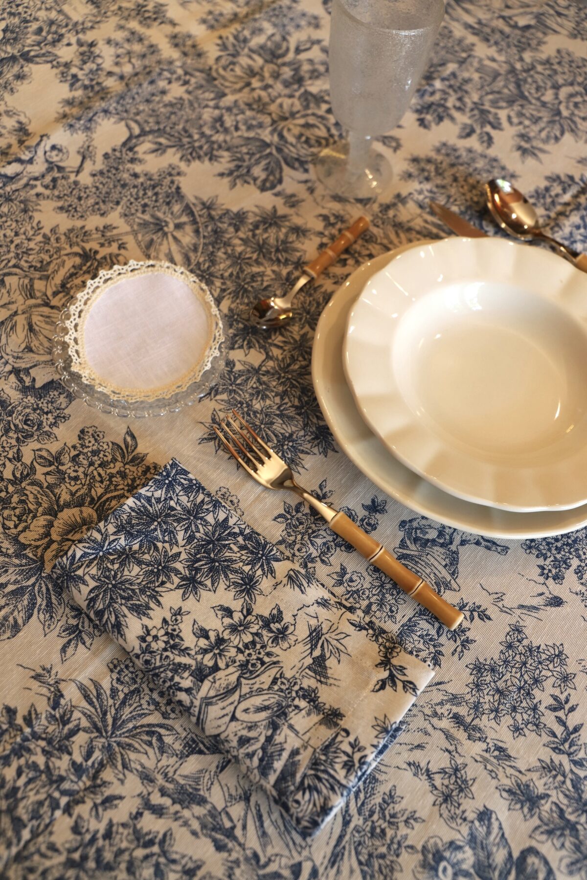 Servilleta Toile de Jouy azul dobladillo