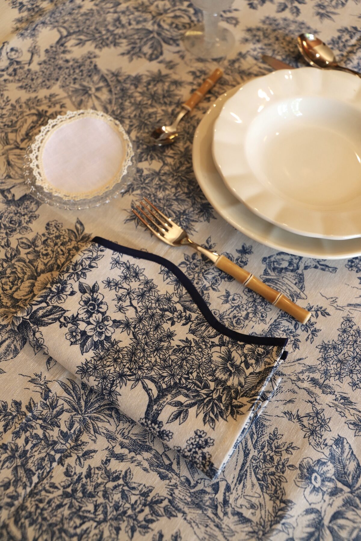 Servilleta Toile de Jouy azul curvy