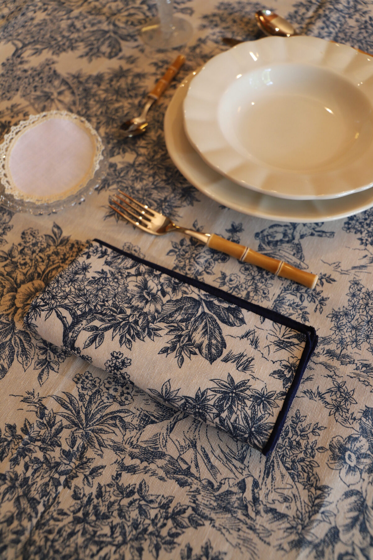 Servilleta Toile de Jouy azul con festón